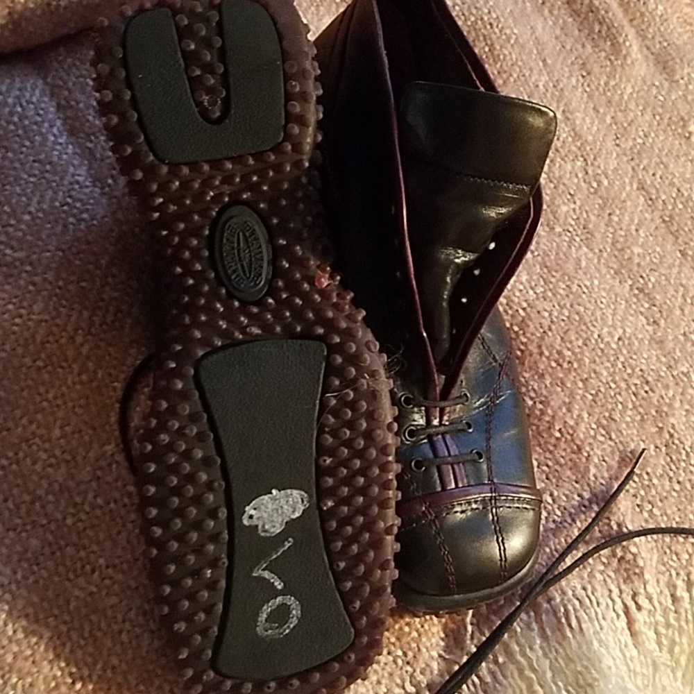 Shoes - Picture 2 of 4